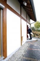 太陽熱パネルと太陽光発電を載せた住宅は、ティンバーフレームで壁の仕上がりは一見日本の住宅のようにも見える。
